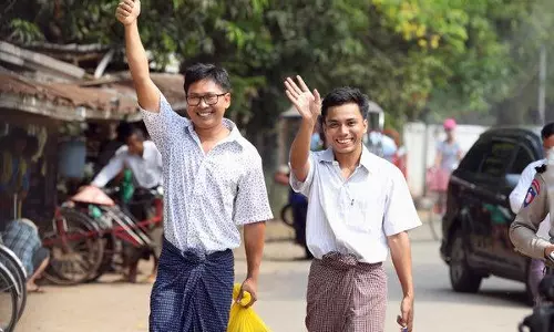 ഔദ്യോഗിക രഹസ്യം ചോര്‍ത്തിയെന്ന കുറ്റം ചുമത്തി മ്യാൻമർ കോടതി  ജയില്‍ ശിക്ഷ വിധിച്ച രണ്ടു റോയിട്ടേഴ്‌സ് റിപ്പോർട്ടർമാരെ വിട്ടയച്ചു  