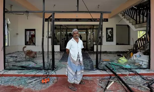 കര്ഫ്യൂ നിലനില്ക്കെ ശ്രീലങ്കയില് മുസ്ലിം വിരുദ്ധ കലാപം പടരുന്നു കര്ഫ്യൂ നിലനില്ക്കെ ശ്രീലങ്കയില് മുസ്ലിം വിരുദ്ധ കലാപം പടരുന്നു