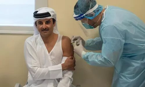 അമീറും കോവിഡ് കുത്തിവെപ്പ് എടുത്തു; പാര്‍ശ്വഫലങ്ങളില്ലെന്ന് ഖത്തര്‍ ആരോഗ്യവകുപ്പ്