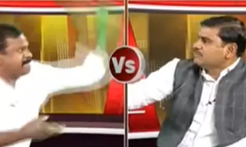 ആന്ധ്രയിൽ ടി.വി ചർച്ചക്കിടെ ബി.ജെ.പി നേതാവിനു നേരെ ചെരിപ്പേറ് ആന്ധ്രയിൽ ടി.വി ചർച്ചക്കിടെ ബി.ജെ.പി നേതാവിനു നേരെ ചെരിപ്പേറ്