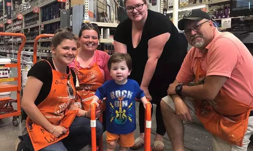 വീല്‍ചെയര്‍ വാങ്ങാന്‍ പണമില്ല; മകന് വേണ്ടി പൈപ്പുകള്‍ കൊണ്ട് വാക്കര്‍ നിര്‍മിച്ച് മാതാപിതാക്കള്‍