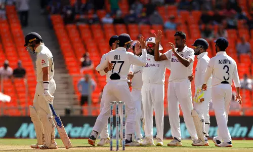 പിച്ച് വീണ്ടും സ്പിന്നര്‍മാര്‍ക്കൊപ്പം; ആദ്യ ദിനം തന്നെ ഇംഗ്ലണ്ട് 205 റണ്‍സിന് ഓള്‍ ഔട്ട്