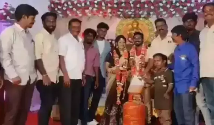 പെട്രോള്, ഗ്യാസ് സിലിണ്ടര്, ഉള്ളി.. ഈ ദമ്പതികള്ക്ക് ലഭിച്ചത് വിലകൂടിയ സമ്മാനങ്ങള് പെട്രോള്, ഗ്യാസ് സിലിണ്ടര്, ഉള്ളി.. ഈ ദമ്പതികള്ക്ക് ലഭിച്ചത് വിലകൂടിയ സമ്മാനങ്ങള്