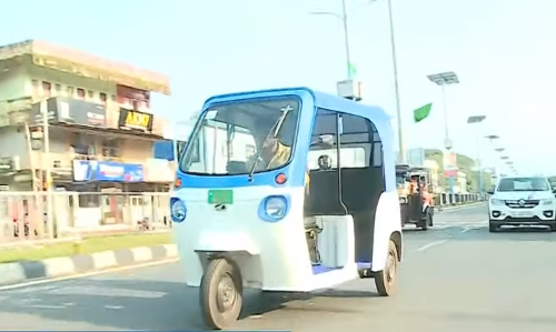 കാഞ്ഞങ്ങാടുകാരുടെ മനസും നിരത്തും കീഴടക്കി ഏയ് ഓട്ടോ