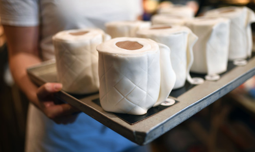 കോവിഡൊന്നും ഈ ബേക്കറിക്കാരന്റെ കച്ചവടത്തെ ബാധിച്ചിട്ടില്ല; ‘ടോയ്‍ലറ്റ് പേപ്പറു’കള്‍ കേക്കുകളാക്കി ബിസിനസ് പൊടിപൊടിക്കുകയാണ്