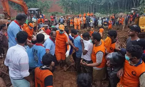 അവര്‍ മണ്ണില്‍ പുതഞ്ഞുകിടക്കുമ്പോള്‍ നമ്മളെങ്ങനെ ഉറങ്ങും?   