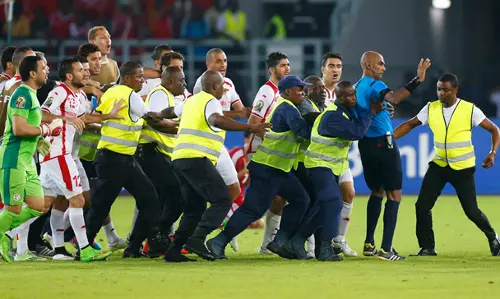 അസഭ്യം,അധിക്ഷേപം,ആക്രമണം,വധഭീഷണി; ഫുട്‌ബോള്‍ റഫറിയിങ് ഇങ്ങനെയൊക്കെയാണ്...
