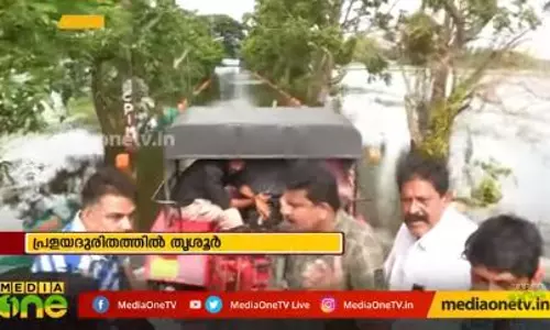 ഒരു ട്രാക്ടറാണ് ഈ നാടുകളെ തമ്മില് ബന്ധിപ്പിക്കുന്നത് ഒരു ട്രാക്ടറാണ് ഈ നാടുകളെ തമ്മില് ബന്ധിപ്പിക്കുന്നത്