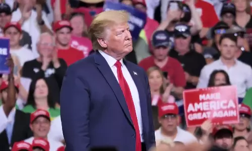 ആരാധകനെ പ്രതിഷേധക്കാരനെന്ന് തെറ്റിദ്ധരിച്ച് അധിക്ഷേപിച്ചു; ഒടുവില്‍ ഖേദമറിയിച്ച് ട്രംപ്