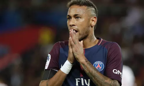 വീണ്ടും വിലക്കിന്‍റെ കൂട്ടില്‍  കുടുങ്ങി ഈ കാനറിപ്പക്ഷി 