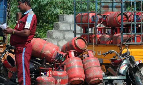പാചകവാതകത്തിന് വീണ്ടും വില കൂട്ടി; സിലിണ്ടറിന് 25 രൂപയുടെ വർധന