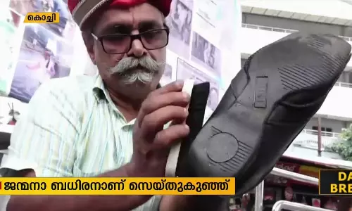 ഷൂ പൊളിഷ് ചെയ്ത് പ്രളയ ബാധിതർക്കായി പണം സ്വരൂപിക്കുകയാണ് സെയ്തുകുഞ്ഞ്
