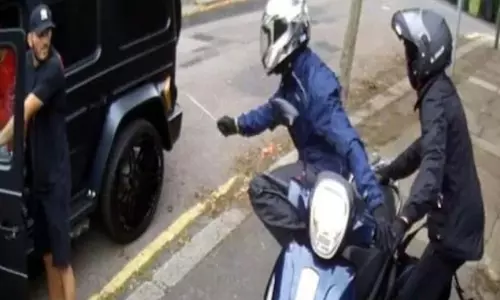 ഓസിലിനെ ആക്രമിക്കാന് മോഷ്ടാക്കള്, ചെറുത്തു തോല്പിച്ച് സഹതാരം കൊളാസിനാച്ച്; വീഡിയോ ഓസിലിനെ ആക്രമിക്കാന് മോഷ്ടാക്കള്, ചെറുത്തു തോല്പിച്ച് സഹതാരം കൊളാസിനാച്ച്; വീഡിയോ