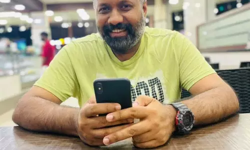 ഒമര് ലുലുവിന്റെ പേരില് പെണ്കുട്ടികള്ക്ക് സിനിമയില് വാഗ്ദാനം; നിയമനടപടിയുമായി സംവിധായകന് ഒമര് ലുലുവിന്റെ പേരില് പെണ്കുട്ടികള്ക്ക് സിനിമയില് വാഗ്ദാനം; നിയമനടപടിയുമായി സംവിധായകന്