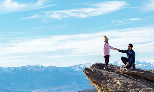 വിവാഹാഭ്യര്‍ത്ഥന വ്യത്യസ്തമാക്കാന്‍ മലമുകളില്‍ കയറി, യുവതി വീണത് 650 അടി താഴ്ചയിലേക്ക്