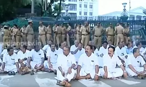 പോലീസും യു.ഡി.എഫും പിന്നെ വ്യത്യസ്ത സമരമുറകളും 