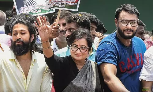 സുമലതയെ കാണാന്‍ ജനക്കൂട്ടം ദേശീയപാത തടഞ്ഞത് 3 മണിക്കൂര്‍! ശേഷം..