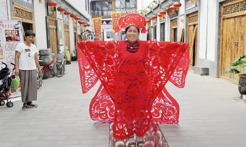 കടലാസ് കൊണ്ട് ഒരു വസ്ത്രം! വ്യത്യസ്ത ആശയവുമായി യുവതി