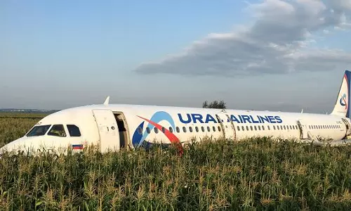 പക്ഷിയിടിച്ചു, റഷ്യയില്‍ വിമാനം ചോളപാടത്ത് സുരക്ഷിതമായിറക്കി!