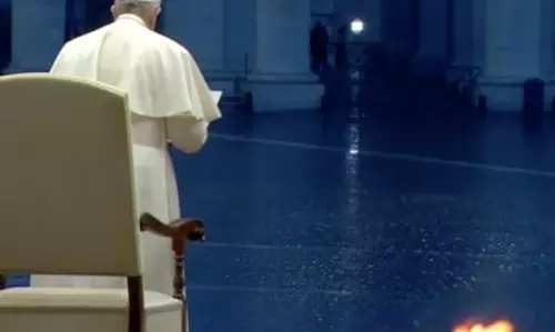 സെന്റ്.പീറ്റേഴ്സ് ചത്വരത്തില്‍ ഏകനായി ഫ്രാന്‍സിസ് മാര്‍പാപ്പ;  ലോകരക്ഷക്കായി പ്രാര്‍ത്ഥന നടത്തി