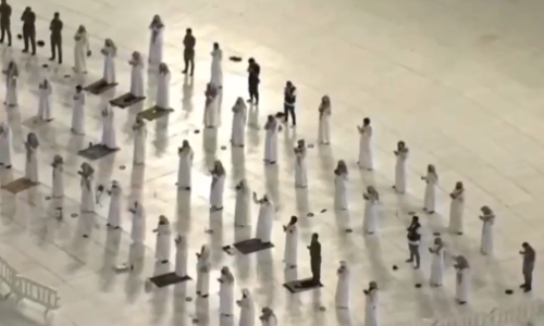 മക്കയില്‍ കഅ്ബക്കരികില്‍ സാമൂഹിക അകലം പാലിച്ച് തറാവീഹ് നമസ്കാരം