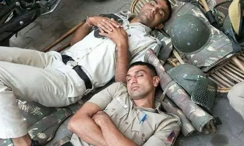കിടക്കയല്ല, ഉറങ്ങാന് പറ്റുന്നത് തന്നെ ഒരു ഭാഗ്യമല്ലേ; ലോക്ഡൌണ് ഡ്യൂട്ടിക്കിടെ ക്ഷീണിച്ചു മയങ്ങുന്ന പൊലീസുകാരുടെ ചിത്രം വൈറലാകുന്നു കിടക്കയല്ല, ഉറങ്ങാന് പറ്റുന്നത് തന്നെ ഒരു ഭാഗ്യമല്ലേ; ലോക്ഡൌണ് ഡ്യൂട്ടിക്കിടെ ക്ഷീണിച്ചു മയങ്ങുന്ന പൊലീസുകാരുടെ ചിത്രം വൈറലാകുന്നു