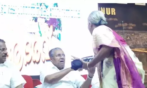 മാനസികാരോഗ്യ പ്രശ്നമുള്ള സ്ത്രീയോട് മുഖ്യമന്ത്രി പൊട്ടിത്തെറിച്ചോ? ദൃക്സാക്ഷിയായ മീഡിയവണ് ലേഖകന് സുനില് ഐസക് പറയുന്നു മാനസികാരോഗ്യ പ്രശ്നമുള്ള സ്ത്രീയോട് മുഖ്യമന്ത്രി പൊട്ടിത്തെറിച്ചോ? ദൃക്സാക്ഷിയായ മീഡിയവണ് ലേഖകന് സുനില് ഐസക് പറയുന്നു