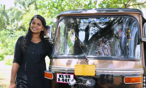 തെങ്ങില്‍ കയറും, ഓട്ടോ ഓടിക്കും; ഈ ബി.എഡ്ഡുകാരി സൂപ്പറാണ്