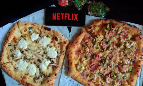 പിസ തിന്ന് നെറ്റ്ഫ്‌ളിക്‌സില്‍ സിനിമ കാണാം; ശമ്പളം 36500 രൂപ!