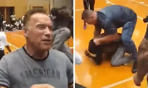 അര്ണോള്ഡിനെ ചാടി ചവിട്ടി യുവാവ്, വീഡിയോ കണ്ടപ്പോഴാണ് ചവിട്ടേറ്റ വിവരം അറിഞ്ഞതെന്ന് അര്ണോള്ഡ് അര്ണോള്ഡിനെ ചാടി ചവിട്ടി യുവാവ്, വീഡിയോ കണ്ടപ്പോഴാണ് ചവിട്ടേറ്റ വിവരം അറിഞ്ഞതെന്ന് അര്ണോള്ഡ്