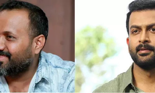 “ആ സമയത്ത് കാല് മാറരുത്”: പൃഥ്വിയെ ട്രോളി ഒമ‌ര്‍ ലുലു