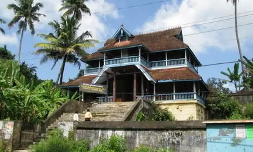 എഴുന്നൂറിലധികം വര്‍ഷം പഴക്കമുള്ള  ആറ്റിങ്ങല്‍ കൊട്ടാരത്തിന്‍റെ മുഖമണ്ഡപത്തിന്‍റെ ഒരുഭാഗം പൊളിഞ്ഞുവീണു