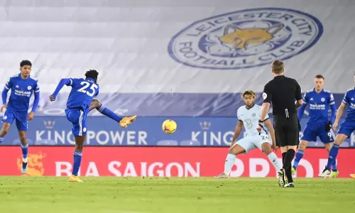 ചെല്‍‌സിയെ തകര്‍ത്ത് ലെസ്റ്റര്‍ ഒന്നാമത്; ലീഗില്‍ ഇ‍ഞ്ചോടിഞ്ച് പോരാട്ടം