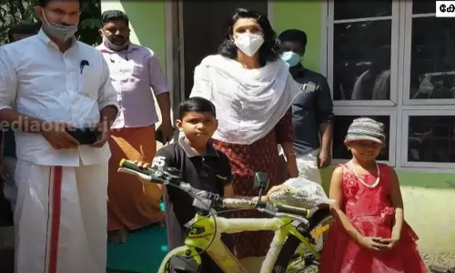 ജസ്റ്റിന്‍റെ സൈക്കിള്‍ മോഷണം പോയി; പുത്തന്‍ സൈക്കിള്‍ സമ്മാനിച്ച് മുഖ്യമന്ത്രി