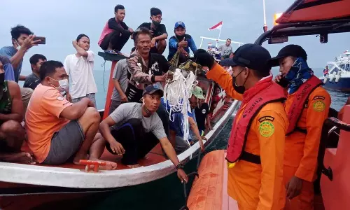 ജക്കാര്‍ത്തയില്‍ വിമാനം കടലില്‍ തകര്‍ന്നു വീണ സ്ഥലം കണ്ടെത്തി, മൃതദേഹങ്ങള്‍ പുറത്തെടുക്കുന്നു; പൊട്ടിത്തെറിയെന്ന് ദൃക്സാക്ഷികള്‍