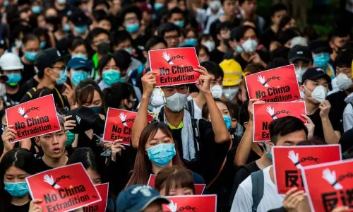 ഹോങ്കോങില്‍ സമരക്കാര്‍ പൊലീസ് ആസ്ഥാനങ്ങള്‍ ഉപരോധിച്ചു