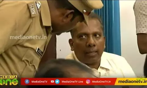 ആരാണിയാള്? എന്തിനാണ് റിട്ടേണിംങ് ഒാഫീസറുടെ മുറിയില് പതുങ്ങിയിരുന്നത്? കാണാം ആരാണിയാള്? എന്തിനാണ് റിട്ടേണിംങ് ഒാഫീസറുടെ മുറിയില് പതുങ്ങിയിരുന്നത്? കാണാം