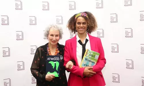 ഈ വര്‍ഷത്തെ ബുക്കര്‍ പുരസ്കാരം പങ്കിട്ട് രണ്ട് വനിതകള്‍