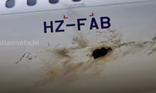 സൗദിയിലെ വിമാനത്താവളത്തിന് നേരെ ആക്രമണം; ഹൂതികളയച്ച ഡ്രോണുകൾ പതിച്ച് വിമാനം കത്തി