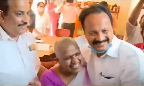 ലതിക സുഭാഷിന്‍റെ കാലില്‍ വീണ് നമസ്കരിച്ച് ഏറ്റുമാനൂര്‍ സ്ഥാനാര്‍ഥി; സ്ഥാനാര്‍ഥി തീരുമാനം വൈകിട്ടെന്ന് ലതിക