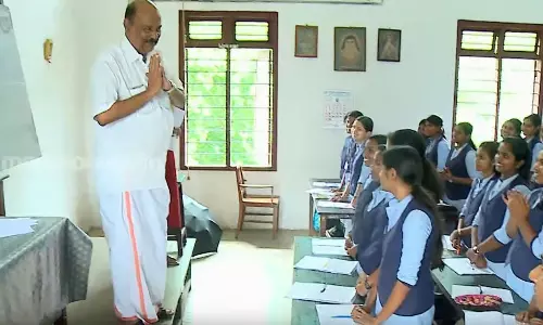 ഓണാവധിക്ക് മുന്‍പ് വിദ്യാര്‍ഥികളുടെ വോട്ടുറപ്പിച്ച് മാണി സി കാപ്പന്‍