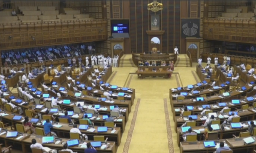 ജനങ്ങളുടെ കൈ കൊണ്ട് കരണത്തടി കൊണ്ടവരാണ്,ഉളുപ്പില്ലാത്തതുകൊണ്ട് ഇപ്പോഴും ചിരിക്കുന്നത്; സഭയില്‍ ഭരണ-പ്രതിപക്ഷ വാക് പോര്