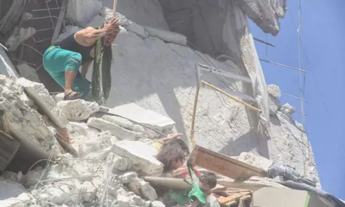 കൂറ്റന്‍ കോണ്‍ക്രീറ്റ് കട്ടകള്‍ക്കിടയില്‍പ്പെട്ട് അലറിക്കരയുമ്പോഴും കുഞ്ഞനിയത്തിക്കായി അവള്‍ കൈകള്‍ നീട്ടി; വേദനയായി റിഹാം