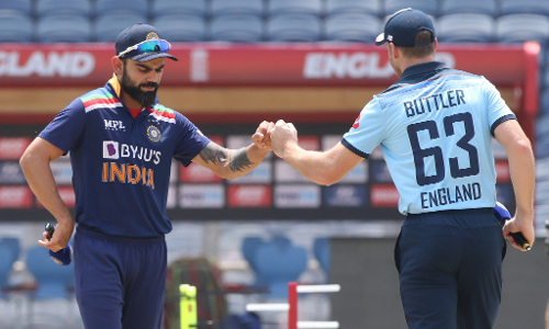 ഇന്ത്യയെ ബാറ്റിങ്ങിനയച്ച് ഇംഗ്ലണ്ട്; തുടക്കത്തിലേ ധവാന്‍ പുറത്ത്