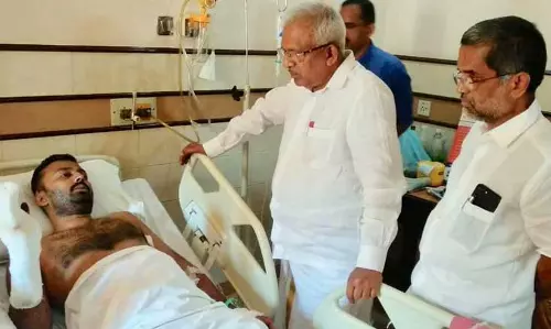 വെട്ടേറ്റ സ്വതന്ത്ര സ്ഥാനാര്ഥി നസീറിനെ ജയരാജന് സന്ദര്ശിച്ചു വെട്ടേറ്റ സ്വതന്ത്ര സ്ഥാനാര്ഥി നസീറിനെ ജയരാജന് സന്ദര്ശിച്ചു