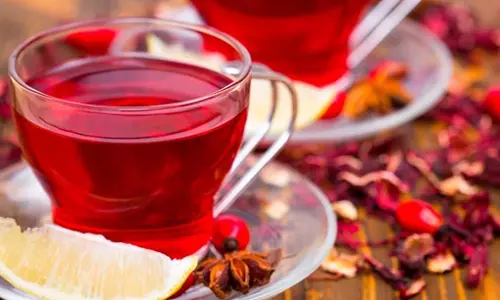 സ്ഥിരം ചായകളെ ഒന്നു മാറ്റിപ്പിടിക്കൂ..ഗുണമേറെയുള്ള ചെമ്പരത്തിച്ചായ കുടിക്കൂ