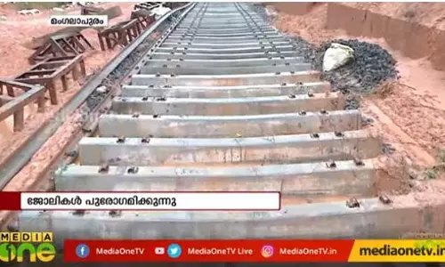 കൊങ്കണ് റെയില് പാതയിലെ ജോലികള് പുരോഗമിക്കുന്നു കൊങ്കണ് റെയില് പാതയിലെ ജോലികള് പുരോഗമിക്കുന്നു