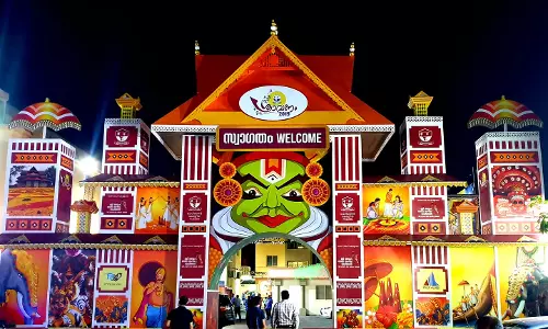 ഓണാഘോഷം: പ്രവാസികളെ വരവേറ്റ്  കമാനം  