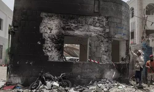 യമന് സൈനിക താവളത്തിന് നേരെ അല് ഖ്വൈദയുടെ ആക്രമണം; 19 സൈനികര് കൊല്ലപ്പെട്ടു യമന് സൈനിക താവളത്തിന് നേരെ അല് ഖ്വൈദയുടെ ആക്രമണം; 19 സൈനികര് കൊല്ലപ്പെട്ടു