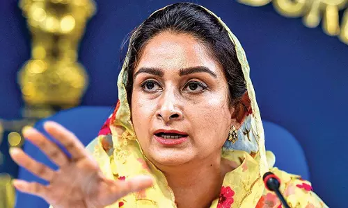 ആരെയാണ് മോദി പാരസൈറ്റ് എന്ന് വിളിക്കുന്നത്? അന്നം തരുന്ന കര്‍ഷകരെ: ഹര്‍സിമ്രത് കൗർ ബാദല്‍